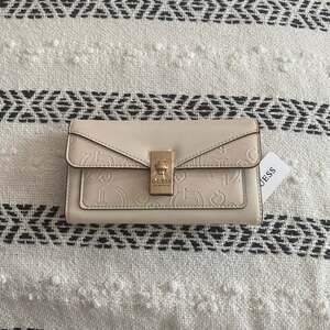 Guess Noelle Debossed Logo Envelope Tri-Fold Wallet in Rose Dust